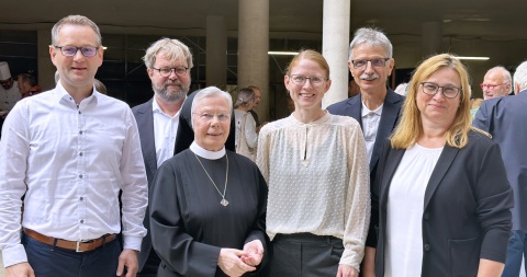 Das BK feiert Richtfest (von links): der Kaufmännische Leiter Markus Wächter, Architekt Frank Schonhoff, Sr. M. Canisia Corleis, Geschäftsführerin Karen Thiele, Ärztlicher Direktor Prof. Dr. Georg von Knobelsdorff und Pflegedirektorin Susann Börner.