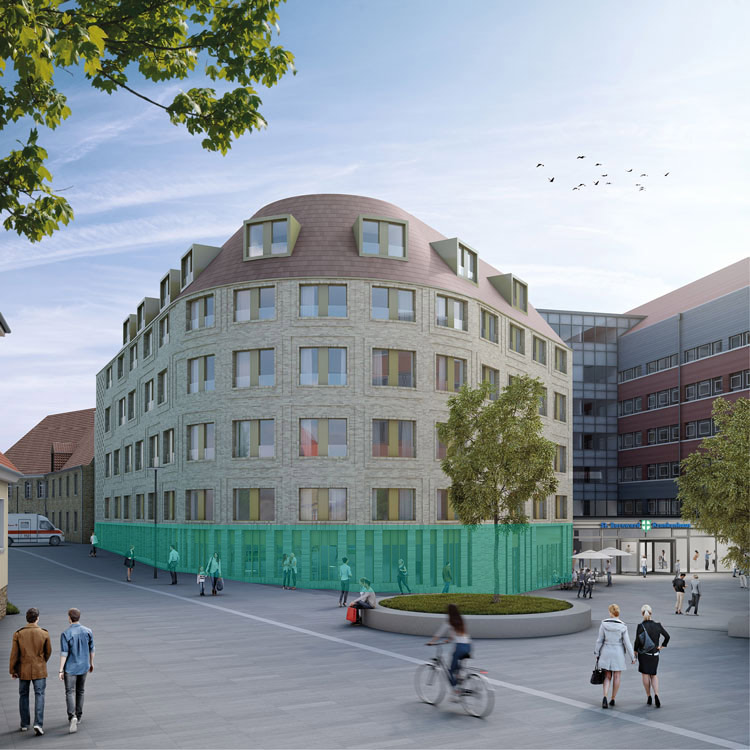 Ein modernes, mehrstöckiges Eckgebäude mit einem abgerundeten Dach und vielen Fenstern ist von Spaziergängern und Radfahrern auf einem großzügigen städtischen Platz mit Bäumen und einer runden Pflanzschale umgeben. Der Himmel ist klar und die Vögel fliegen.