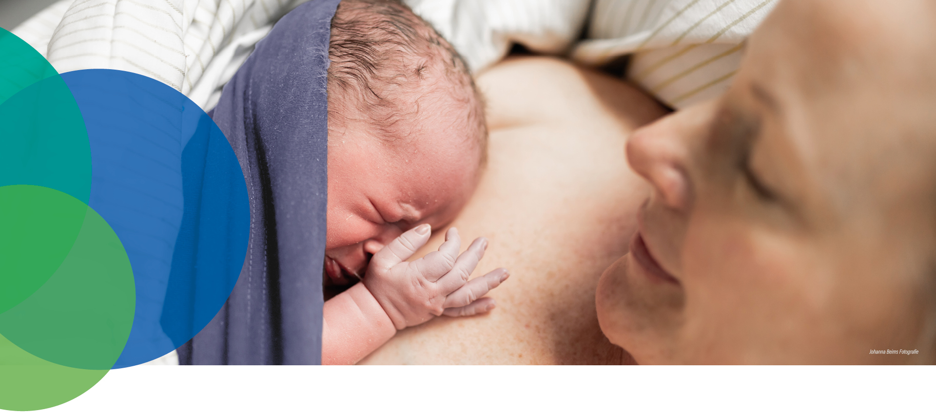 Ein in eine Decke eingewickeltes Neugeborenes liegt auf der nackten Brust einer Frau und hat Hautkontakt mit ihr. Die Frau lächelt sanft. Überlappende farbige Kreise schmücken die linke Seite des Bildes.