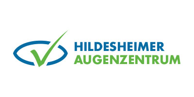 Logo des Hildesheimer Augenzentrums mit einem stilisierten blauen Augenumriss mit einem grünen Häkchen und dem Namen in blauen und grünen fetten Buchstaben auf weißem Hintergrund.