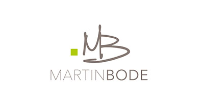Logo mit einem kleinen grünen Quadrat, stilisierten, sich überlappenden Initialen MB über dem Namen MARTIN BODE in dünner, moderner grauer Schrift auf weißem Hintergrund.