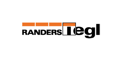 Das Logo von Randers Tegl zeigt drei orangefarbene Rechtecke über dem Wort RANDERS und dem Wort tegl in Schwarz, wobei das t als orange-schwarzer Ziegelstein stilisiert ist.
