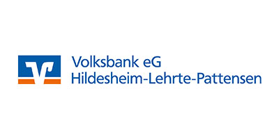 Logo der Volksbank eG Hildesheim-Lehrte-Pattensen, bestehend aus einem blau-orangefarbenen quadratischen Symbol mit einem stilisierten V auf der linken Seite und dem Namen der Bank in blauer Schrift auf der rechten Seite.