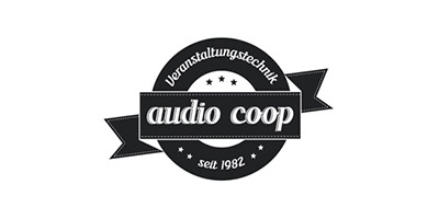 Schwarz-weißes Logo mit einem kreisförmigen Abzeichen und einem Bandmuster. Der Text lautet Veranstaltungstechnik audio coop seit 1982 mit kleinen Sternen, die die Plakette schmücken.