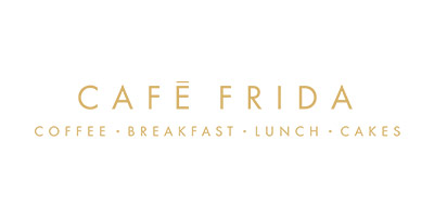 Logo für Café Frida mit goldenem Text auf weißem Hintergrund, mit dem Namen CAFĒ FRIDA über den Worten COFFEE - BREAKFAST - LUNCH - CAKES in einer klaren, modernen Schriftart.