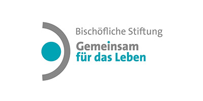 Logo der Bischöflichen Stiftung Gemeinsam für das Leben mit einem blaugrünen Punkt innerhalb eines grauen Kreisbogens und Text in Grau und Blaugrün auf weißem Hintergrund.