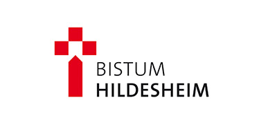 Logo des Bistums Hildesheim mit einem stilisierten roten Kreuz auf der linken Seite und dem Schriftzug Bistum Hildesheim in schwarzer Schrift auf der rechten Seite, mit Hildesheim in Fettdruck.