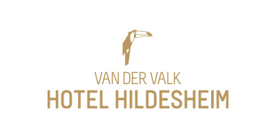 Logo für das Van der Valk Hotel Hildesheim mit einem stilisierten goldenen Tukan über dem Hotelnamen in fetten goldenen Buchstaben auf weißem Hintergrund.